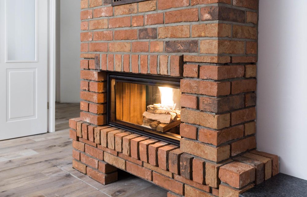 Petite cheminée décorative : conseils pour choisir et intégrer ce charme chez soi